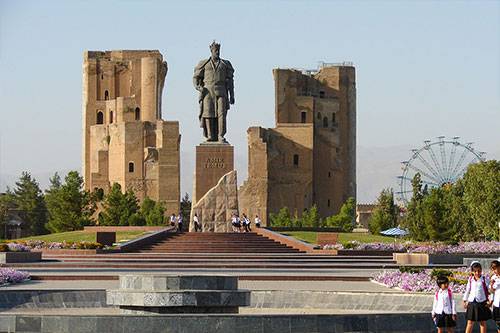Памятник Амиру Тимуру в Шахрисабзе